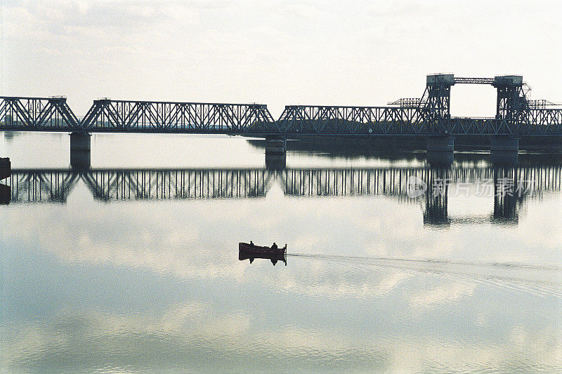 铁路桥、河、船。俄罗斯南部阿斯特拉罕地区