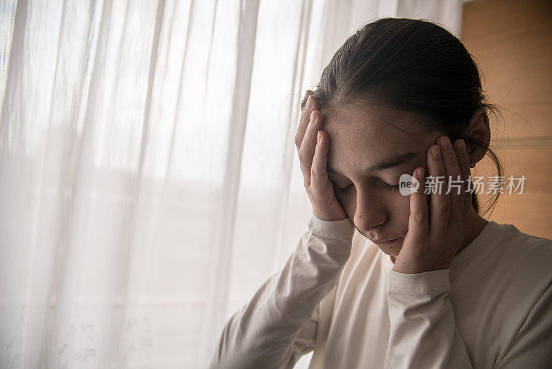 女性青少年在家里有严重头痛或大问题