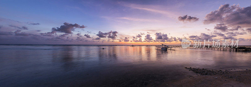 巴厘岛努沙佩尼达岛的日出