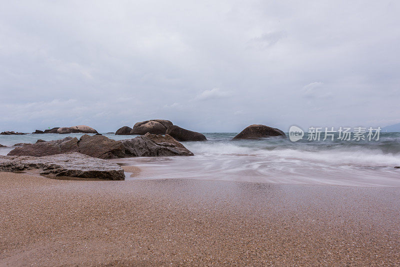 海滩和岩石