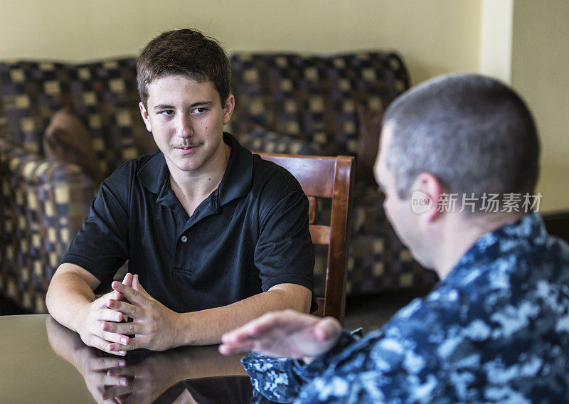 青少年向美国海军征兵人员学习