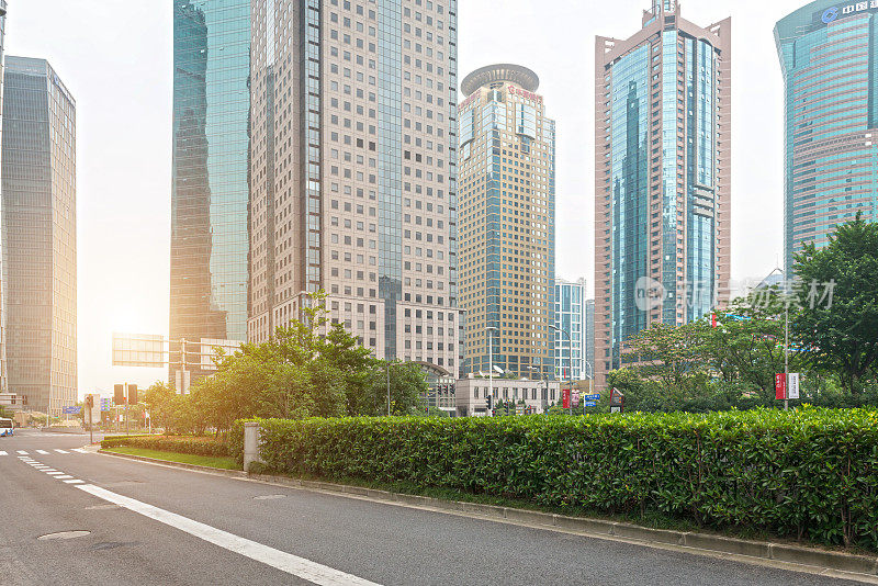 中国上海陆家嘴的世纪大道街景。