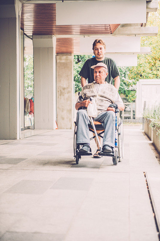 在轮椅上的老人和孙子户外，斯洛文尼亚，欧洲