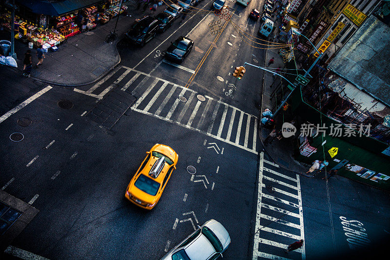 黄色出租车在纽约唐人街区