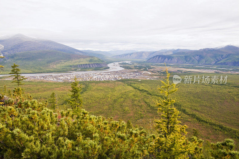 多山的地形。