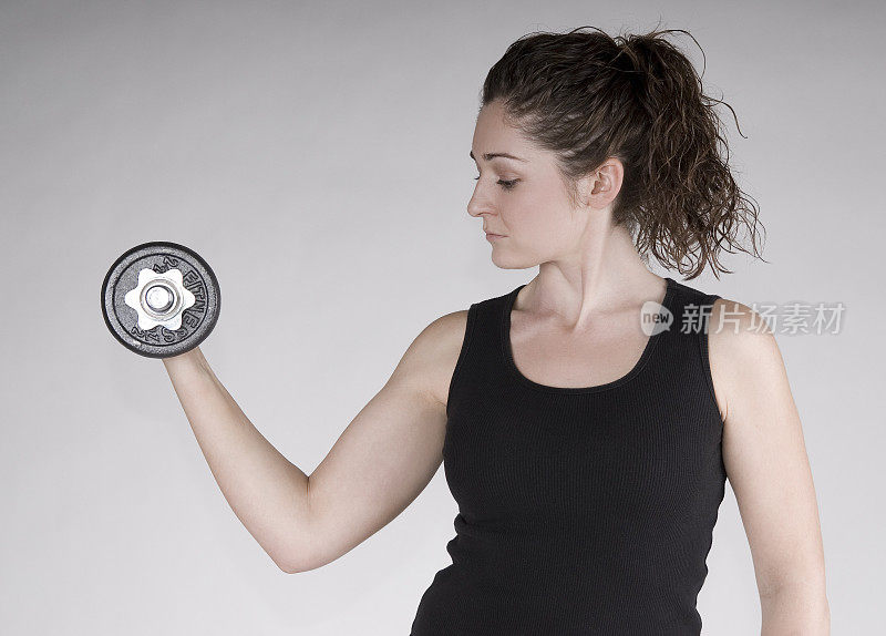 健身教练举起哑铃