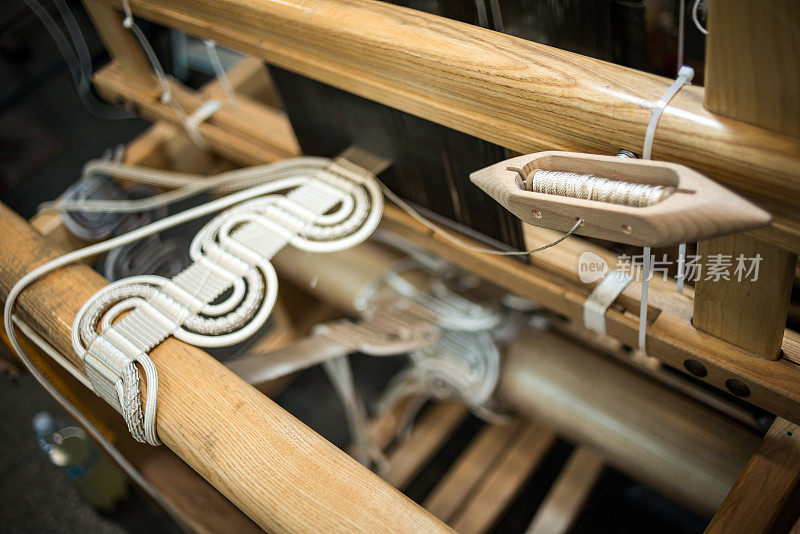 传统织布机在纺织辅料制造中的应用细节