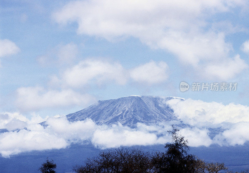 乞力马扎罗山山顶被云包围