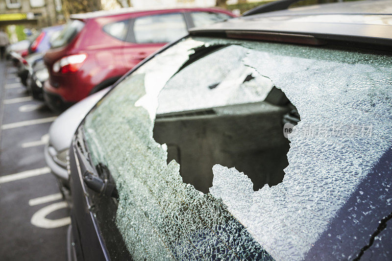 汽车犯罪-砸碎后挡风玻璃