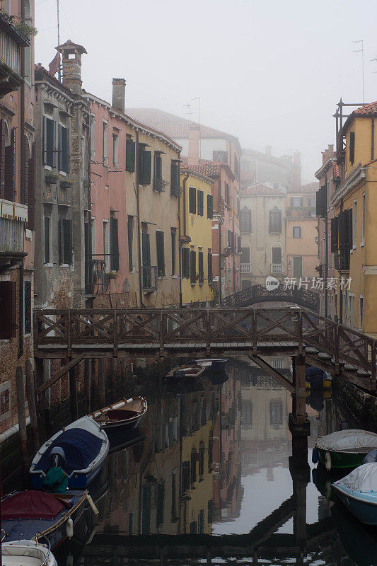 清晨薄雾中的威尼斯运河