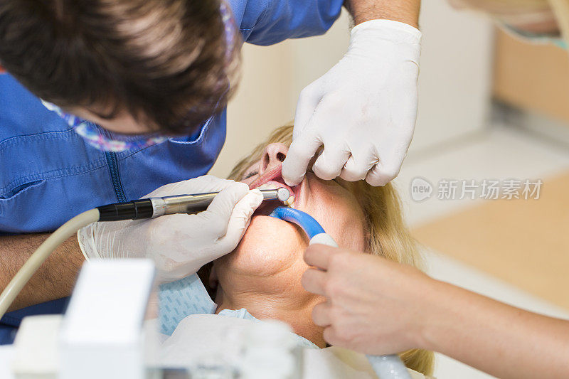 看牙医的中年妇女……医生修复新牙齿