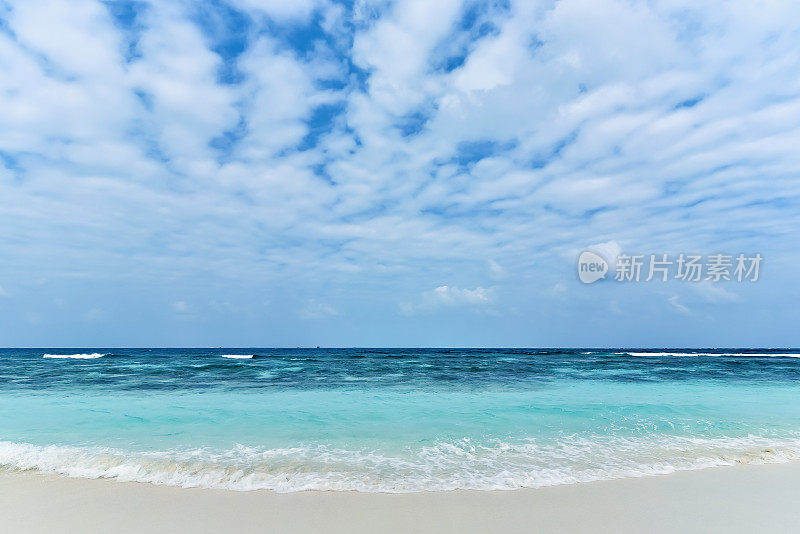 热带海滩和多云的天空背景