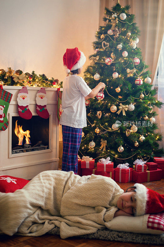 小女孩装饰圣诞树