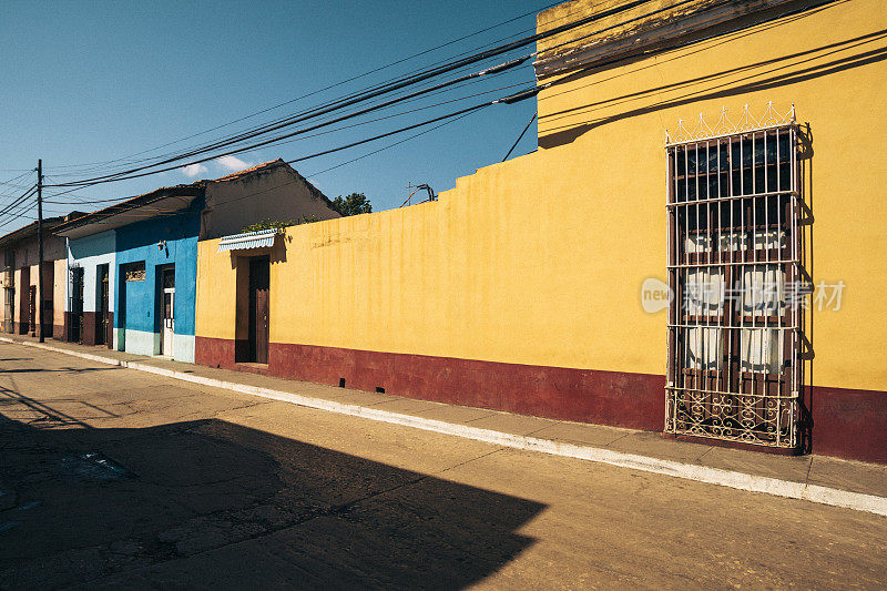 古巴特立尼达的街道上有彩色房屋
