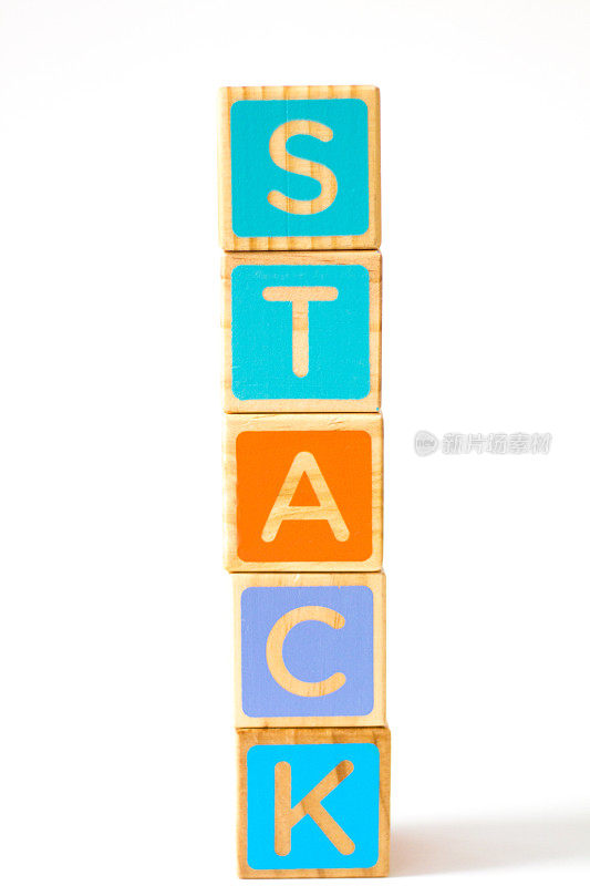 五颜六色的玩具积木拼出“S-T-A-C-K”