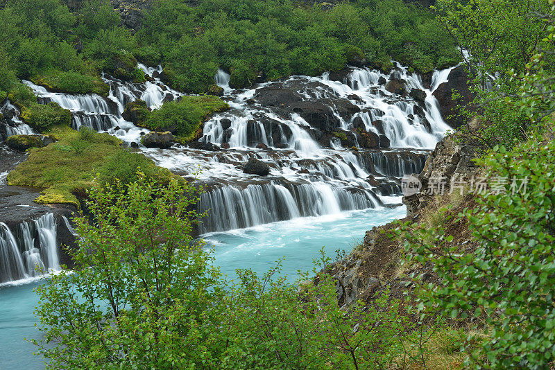 冰岛Hraunfossar和Barnafoss的瀑布