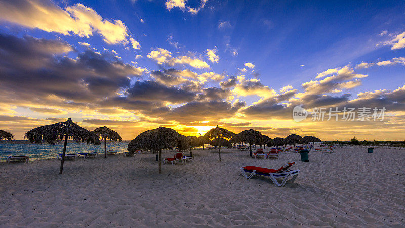 美丽的加勒比海滩在日落，古巴