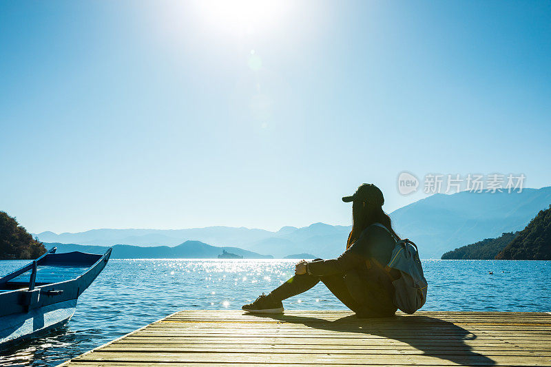 在湖边放松的女人