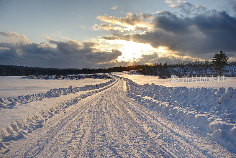 夕阳下的雪路