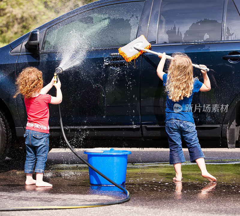 两个小女孩正在洗车