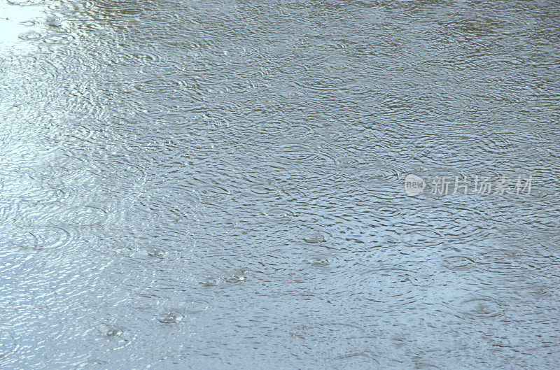 多雨的河