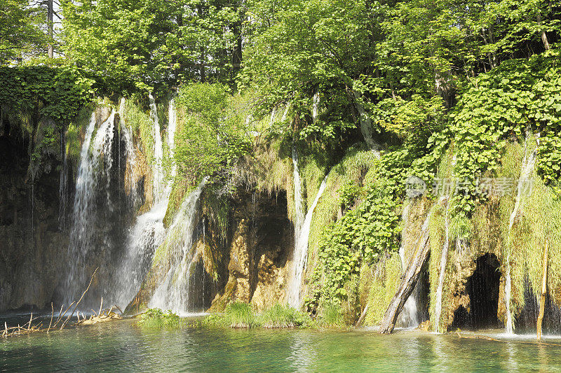 如松垮的瀑布，水流流入克罗地亚的Plitvice湖