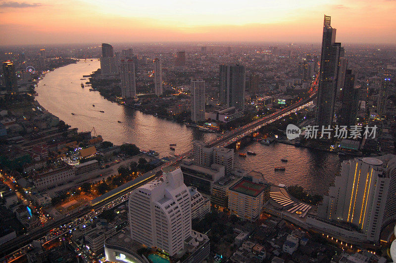 夕阳下的曼谷天际线，泰国