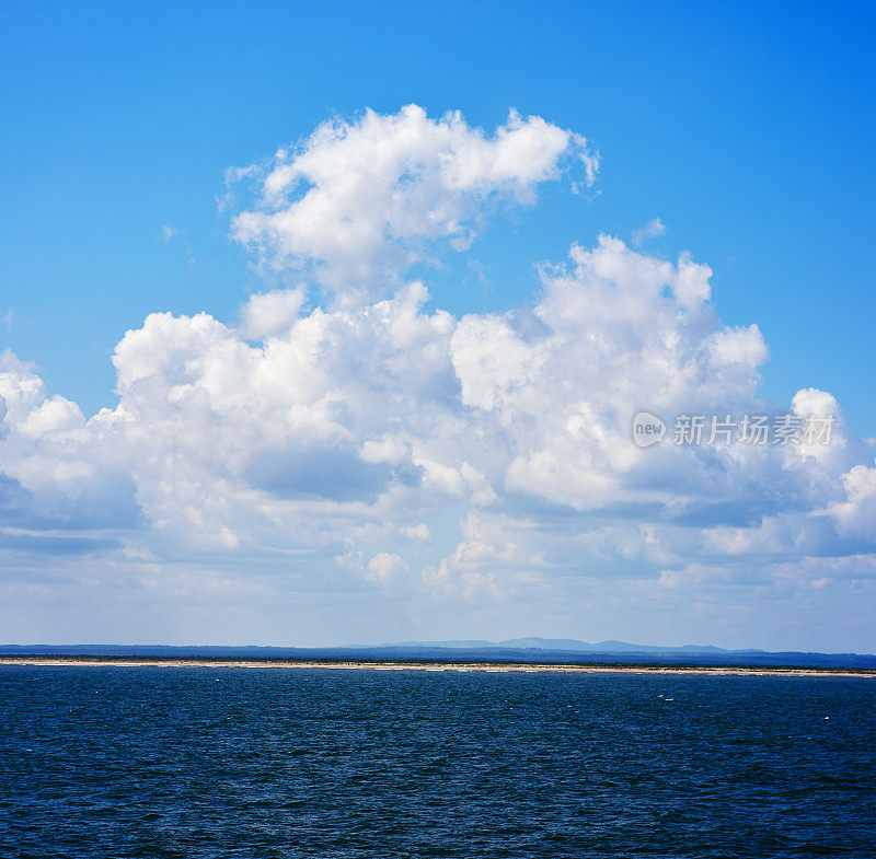 白色的云蓝色的天空在海边