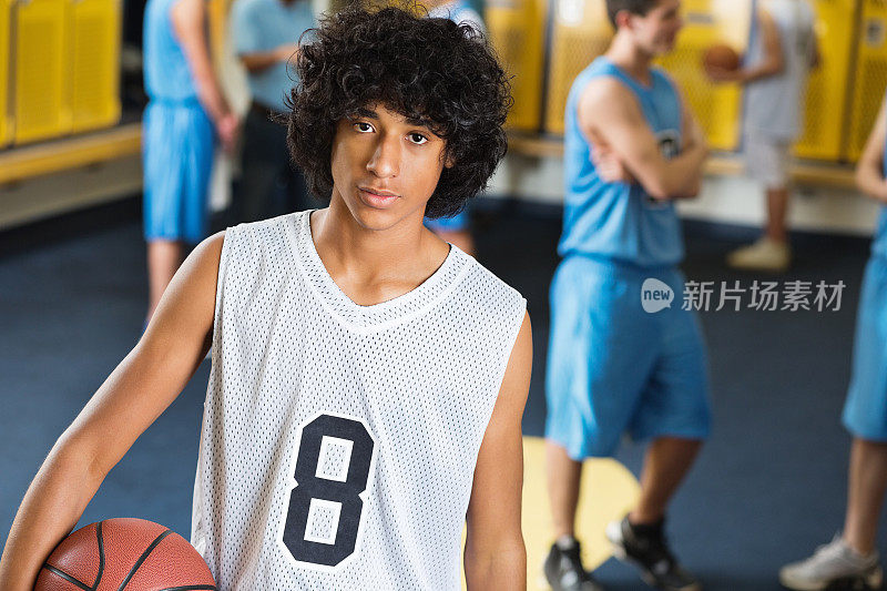 高中更衣室里的新生篮球运动员