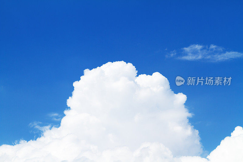 白色的大积云和蓝色的天空