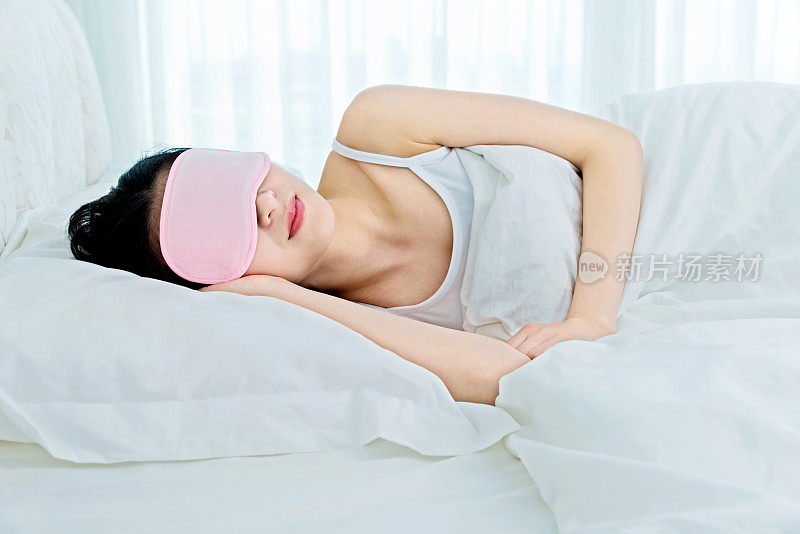 戴着睡眠面罩睡觉的女人