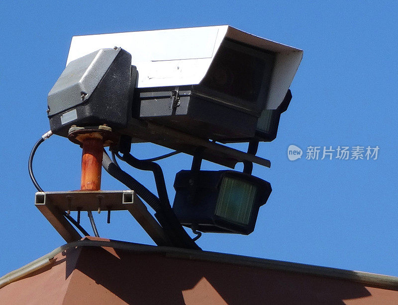 市中心屋顶上的闭路电视监控摄像头