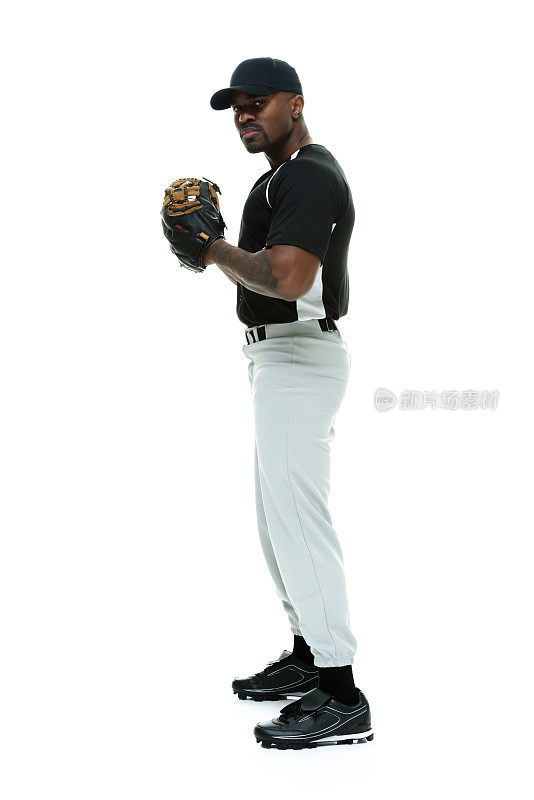 棒球运动员站着的侧视图
