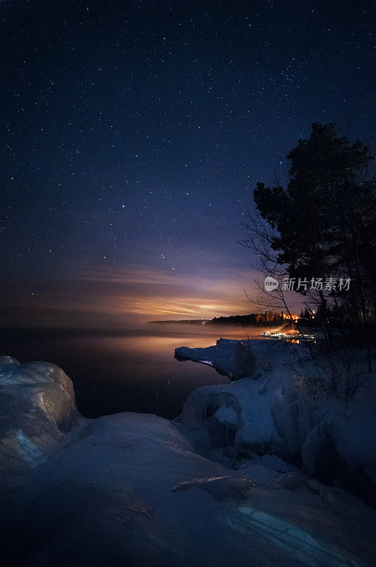 冬季苏必利尔湖戏剧性的黎明