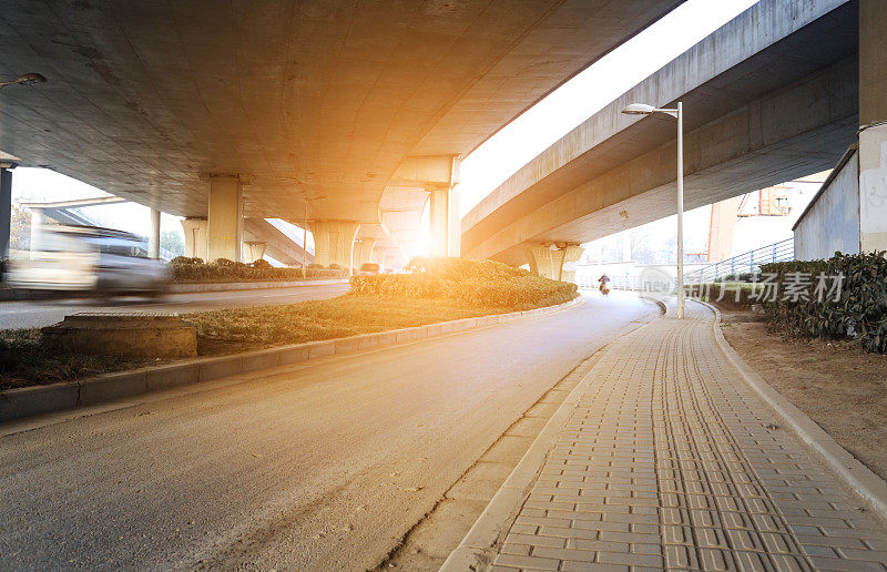 现代城市道路交叉口与交通