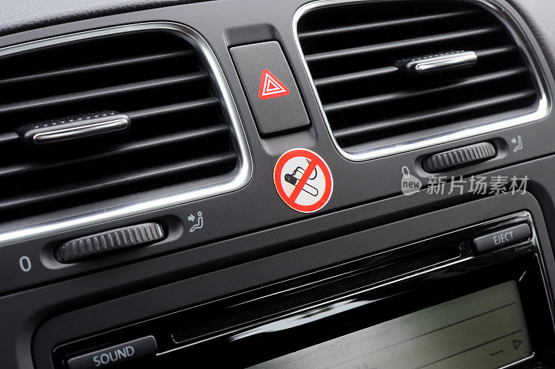 汽车仪表盘上有禁止吸烟的标志