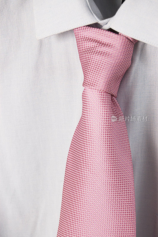 粉色领带和衬衫
