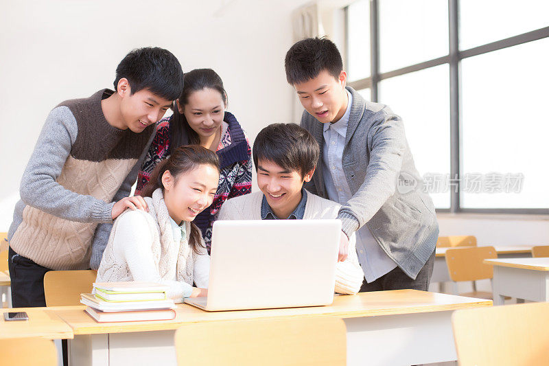 一组学生在教室里学习