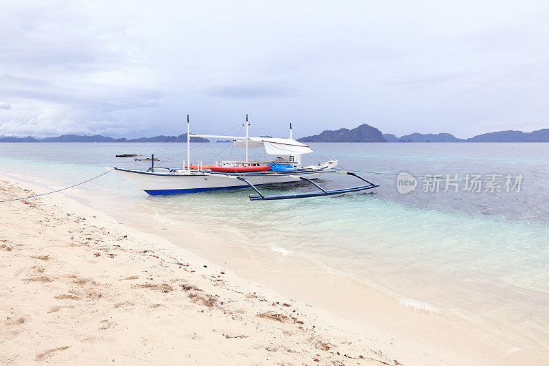 支腿船停泊在海滩上