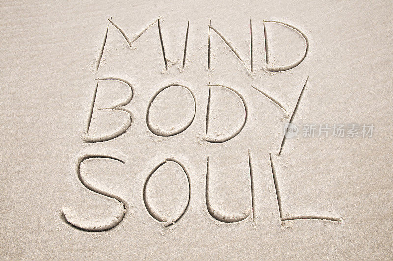 心灵，身体和灵魂的灵感信息手写在沙子