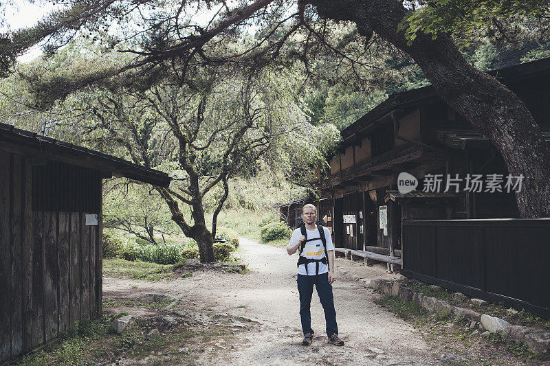 在日本村庄拍照的徒步旅行者