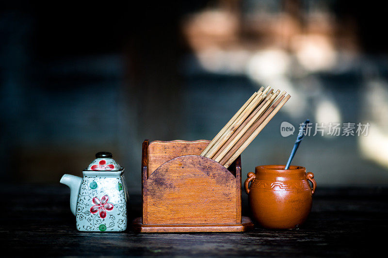 餐桌上的调味瓶和筷子盒