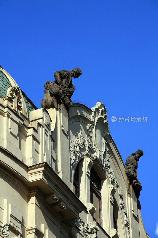 布拉格的屋顶雕塑建筑