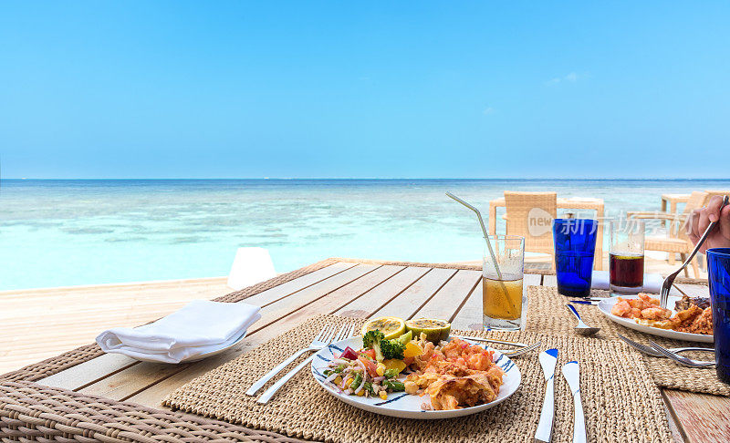 在热带海边享受美味的早餐