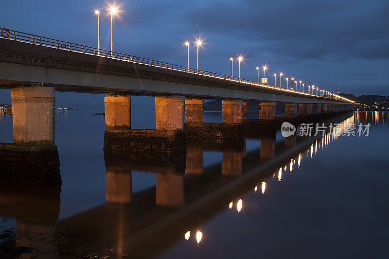苏格兰邓迪泰公路桥的夜景