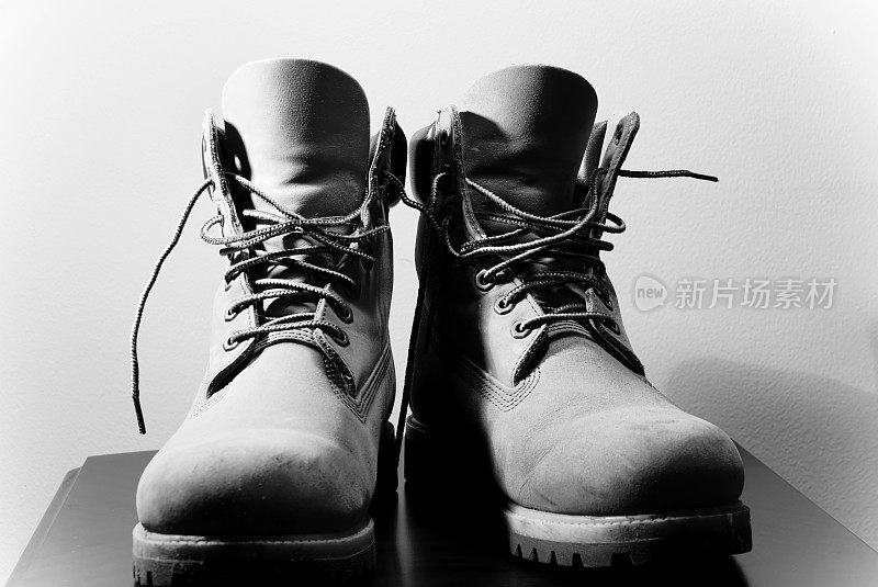 徒步靴(黑色和白色)