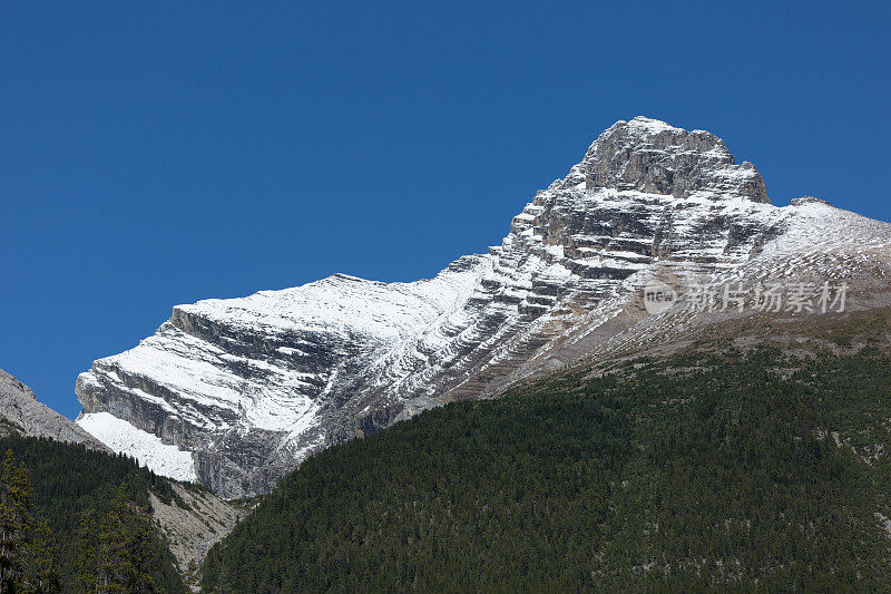 加拿大落基山脉的山顶景色