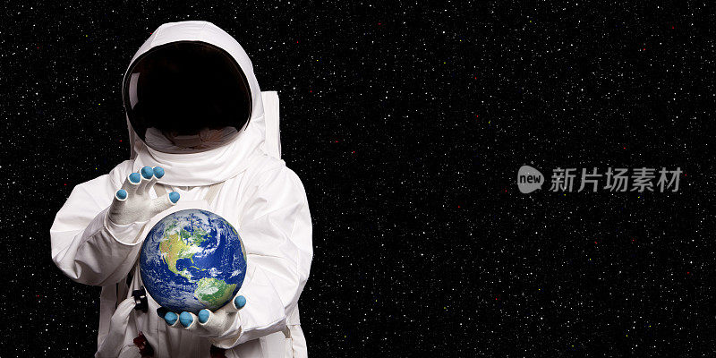 宇航员在太空中抱着地球