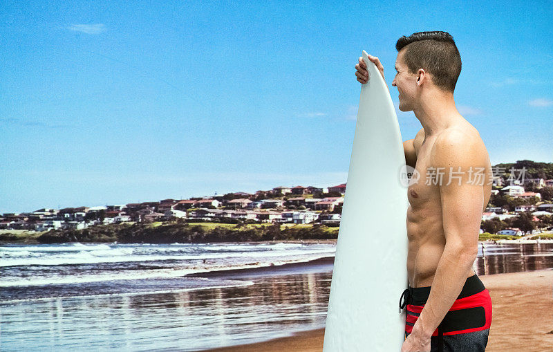一个男人拿着冲浪板站在海滩上