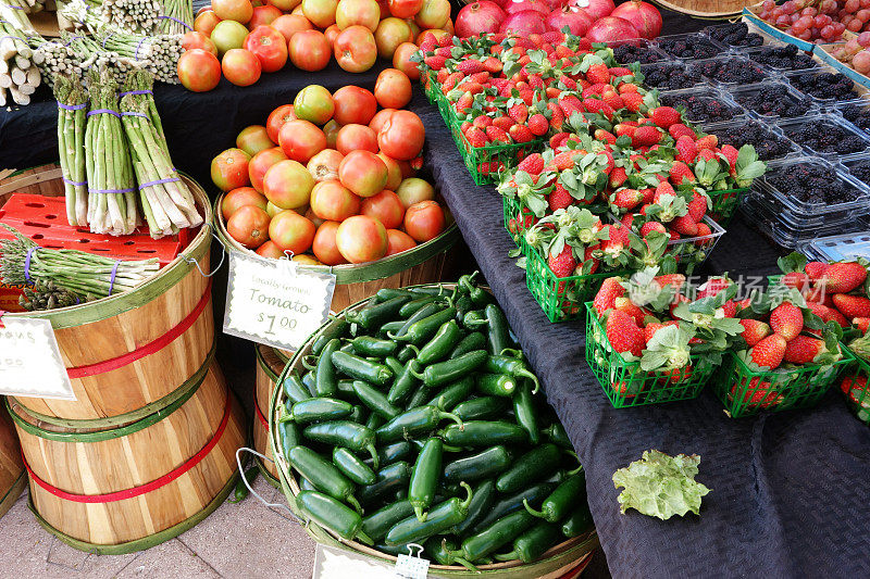 农贸市场的小贩摆摊卖水果和蔬菜